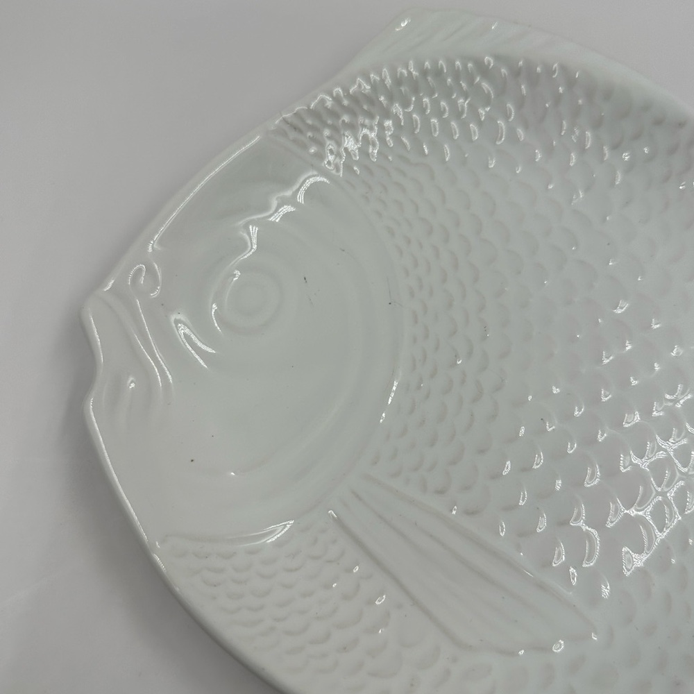 White Plate Vintage Whittier Unique
Pottery Ceramic Textured Fish Shaped Bowl - Picture 4 of 10